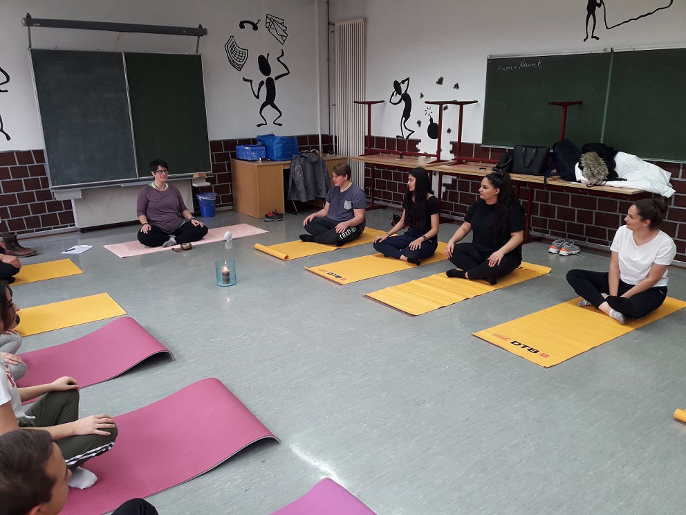 Yoga mit Frau Storch klein